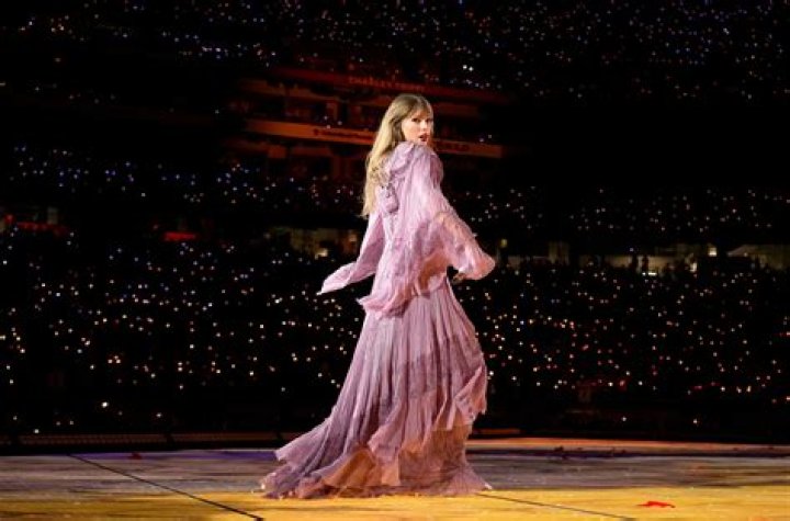10 Photos of Taylor Swift Towering Over Other Stars J14