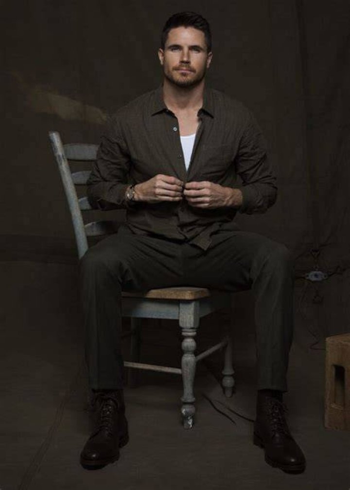 10 THINGS Robbie Amell REGARD MAGAZINE Robbie amell, Robbie, Good looking men