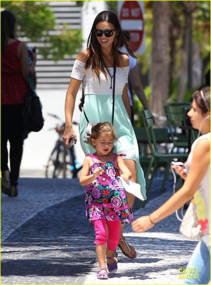 Adriana Lima Family Lunch with Valentina & Sienna! Photo 2929631