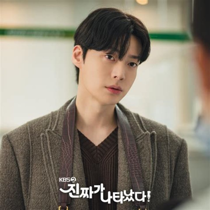 Ahn Jae Hyun &icirc;și complică viața intr&acirc;nd &icirc;ntro relație falsă cu Baek