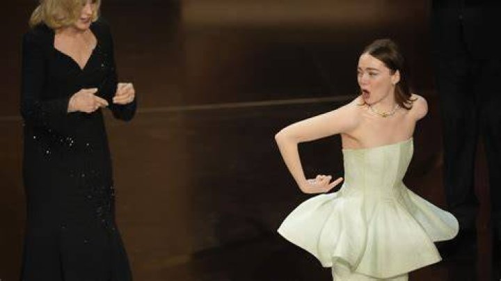 Anne Hathaway Oscar Wardrobe Malfunction YouTube