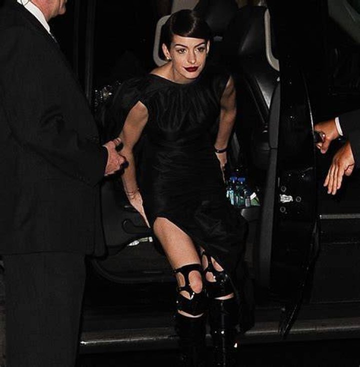 Anne Hathaway Suffers A Wardrobe Malfunction At The Intern Premiere
