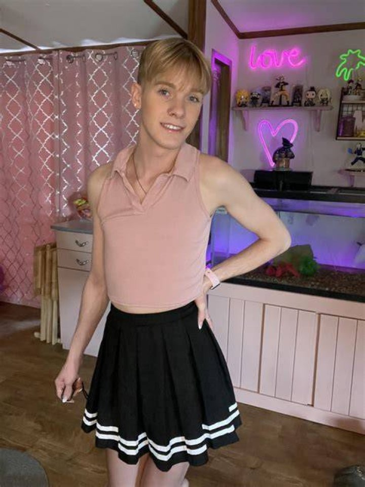 Any cute femboys out there? r/FemboyHookup