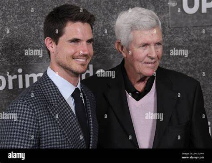 Are Robbie Amell & Stephen Amell Related?