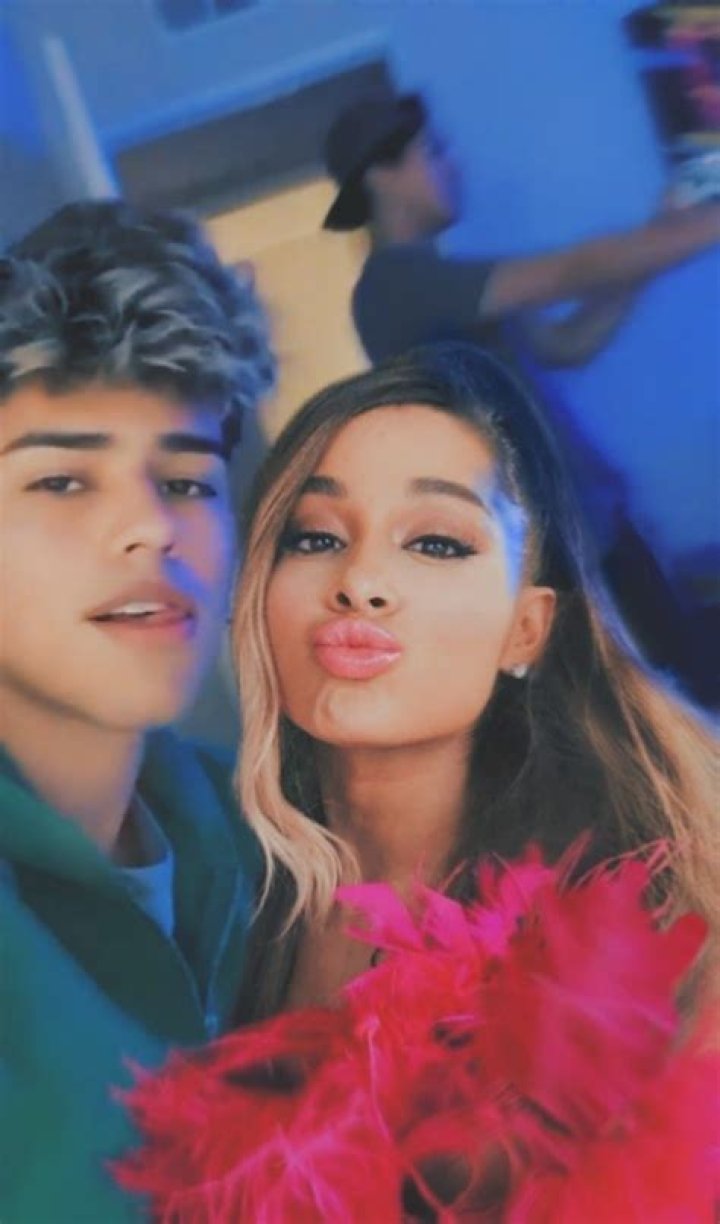 Ariana Grande and Andrew Davila 🏹 😍 Cute friend photos, Andrew davila hair, Friend photos