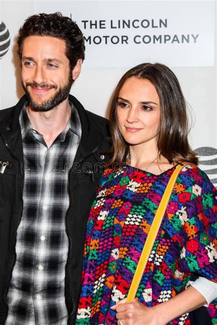 Attori Paulo Costanzo (l) E Rachael Leigh Cook Fotografia Editoriale