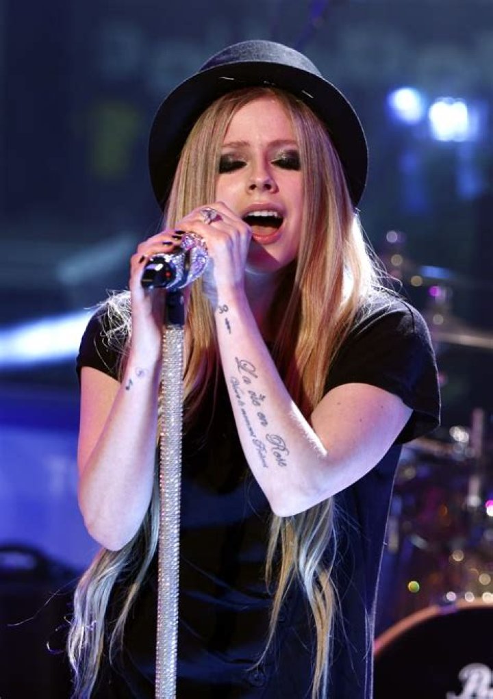 Avril Lavigne 2018 Husband, tattoos, smoking & body measurements Taddlr