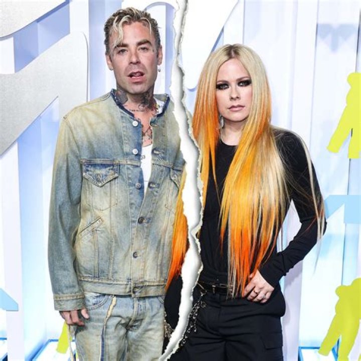 Avril Lavigne and Mod Sun Kiss on the 2022 Grammys Red Carpet