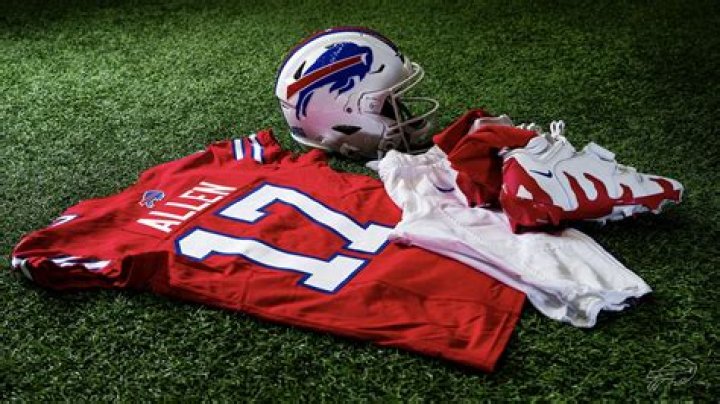 Bills' Josh Allen Goes Viral After Selfie Session with Girlfriend