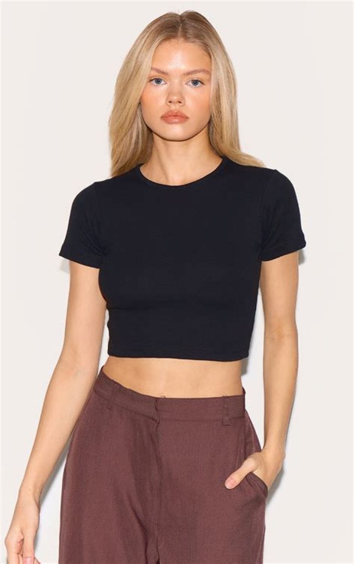 black crop tops Wear crop top, Top outfits, Boyfriend jeans