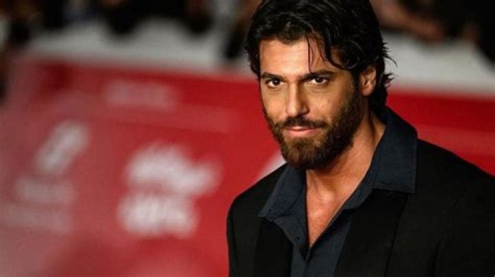 Can YAMAN Madrit havalimanında izdiham Can Yaman en el aeropuerto de