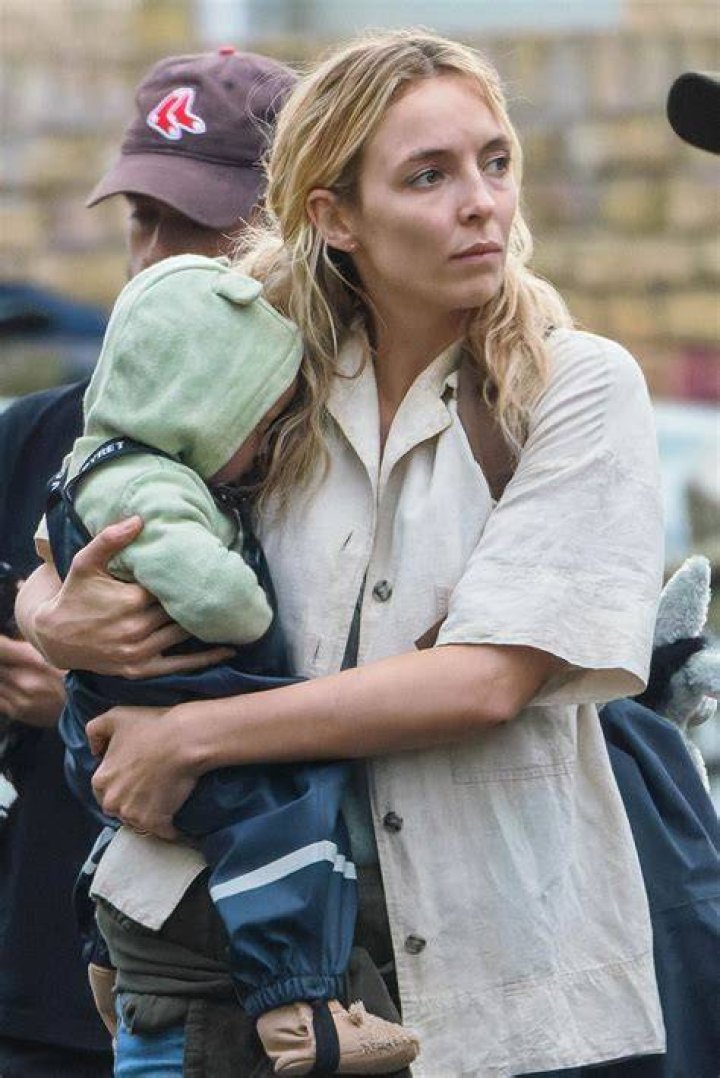 Dazzling Jodie Comer on Twitter "📸 Jodie Comer attends the 76th