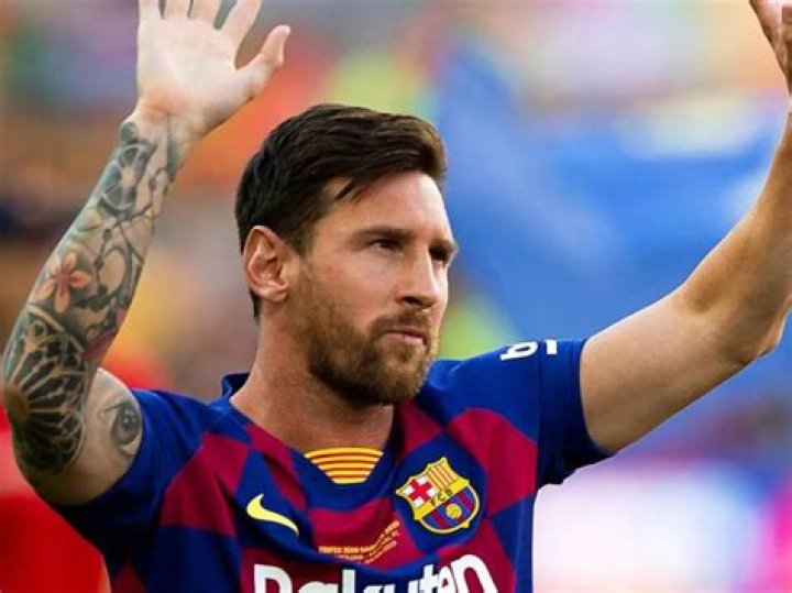 Does Lionel Messi have dual citizenship, is a Spanish citizen