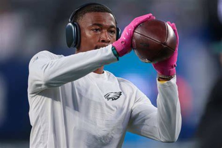 EAGLES ROOK DEVONTA MAKES HIS MOTHER'S DAY NEW HOUSE, CARS! Fast