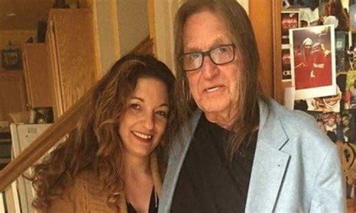 Fejn hi Kristina Jung issa? Celebrity.fm 1 Stellel Uffiċjali