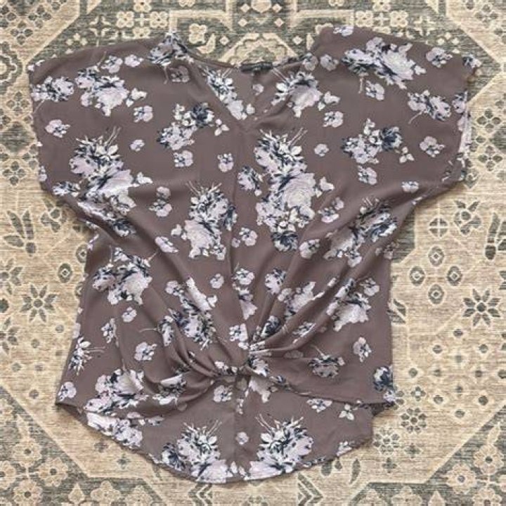 Floral KnotFront Crop Top of Paulina Dávila as Isabel in Griselda TV Show