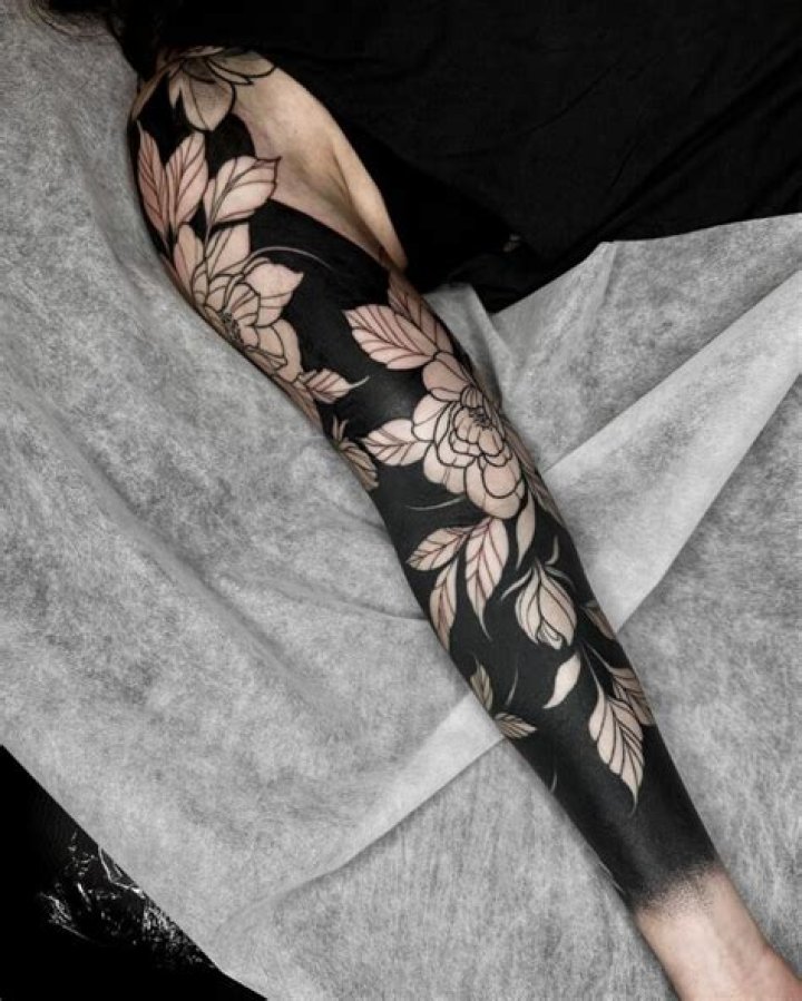 Flowers and blackout sleeve tattoo Sleeve tattoos, Solid black tattoo, Tattoo sleeve designs