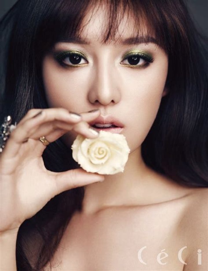 Gambar Foto Kim Ji Won di Majalah Singles Edisi Februari 2014 Foto 2