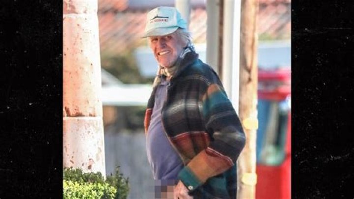 Gary Busey pulls pants down in public view after sex crimes charges