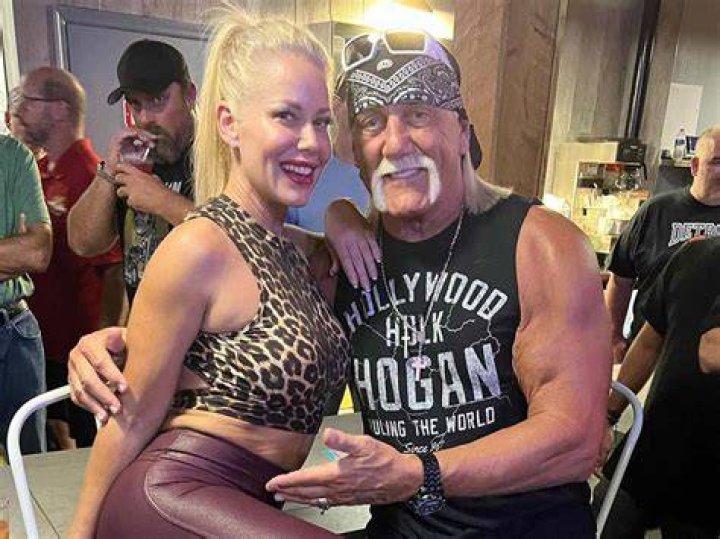 Hulk Hogan & Girlfriend Sky Daily In Florida Photos After Health Scare