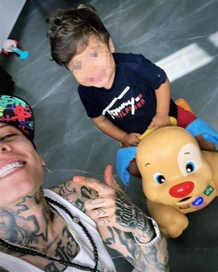 &iquest;Qui&eacute;n es Santa Fe Klan, el rapero que bes&oacute; apasionadamente a Karely Ruiz?