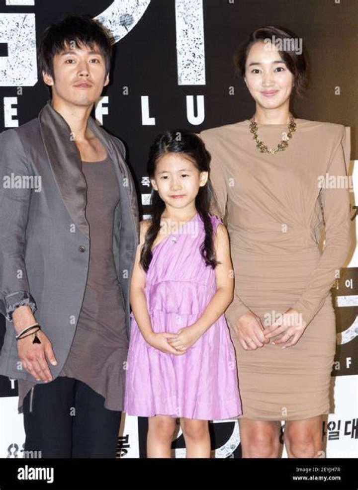Jang Hyuk and Kim Yeojin with their daughter and granddaughter