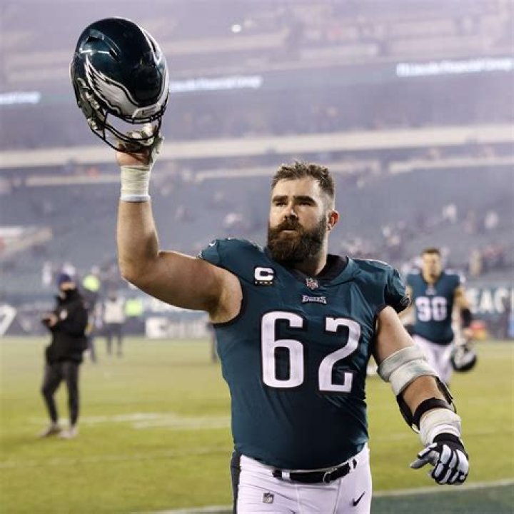 Jason Kelce helps Philadelphia Eagles fans, Mini Mummer's family, with