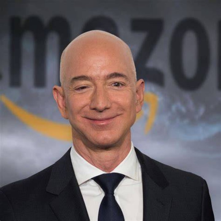 Jeff Bezos' Girlfriend Lauren Sanchez Plans To Go To Space In 2023