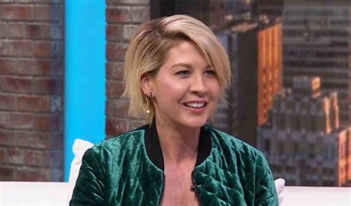 Jenna Elfman Height, Age, Net Worth, Husband & Facts