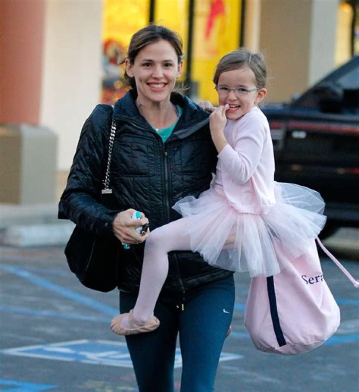 Jennifer Garner & Daughter Seraphina Bring Jennifer Lopez&rsquo;s Teen Emme