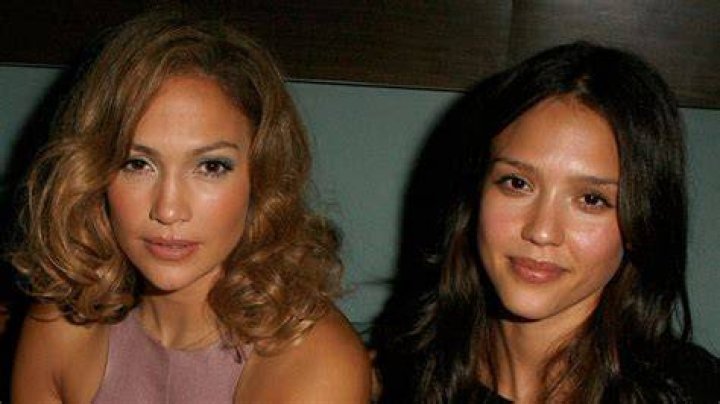 Jennifer Lopez And Jessica Alba Cozy Up On The Golden Globes Red Carpet