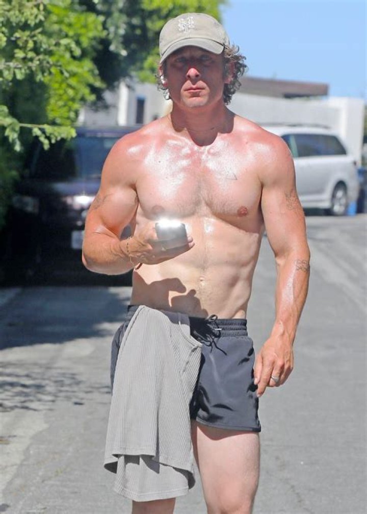 Jeremy Allen White runs shirtless after his divorce Telling Truth