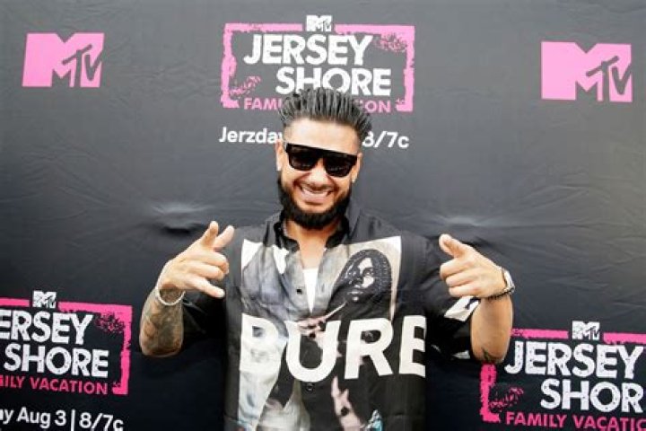 Jersey Shore Pauly D Kisses Girlfriend Nikki Hall in Season 4 Trailer