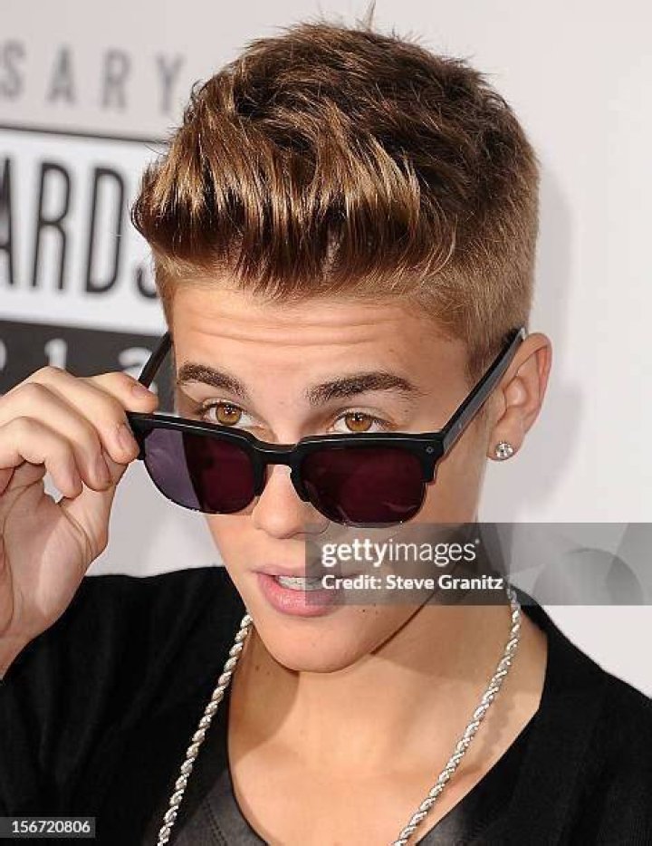 Justin Bieber arrives at the American Music Awards at the Microsoft