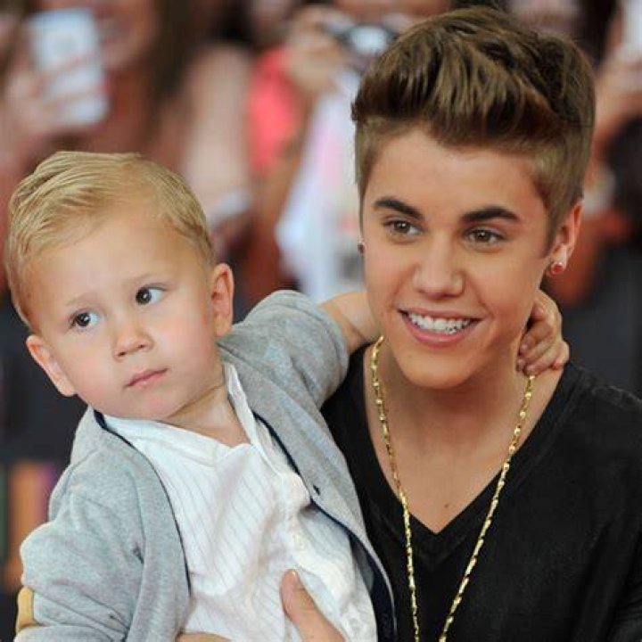 Justin Bieber mit kleinem Bruder auf dem Red Carpet der MuchMusic Video