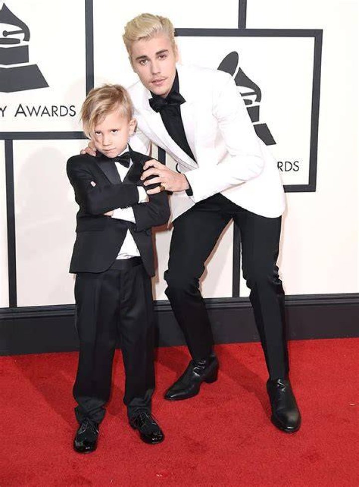 Justin Bieber Out With Brother Jaxon, 12, On LA Coffee Run Photos