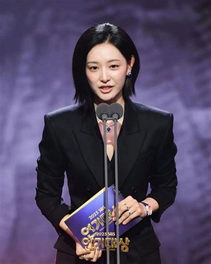 Kim Ji Won được dự đo&aacute;n sẽ rời Salt Entertainment sau khi hết hợp đồng