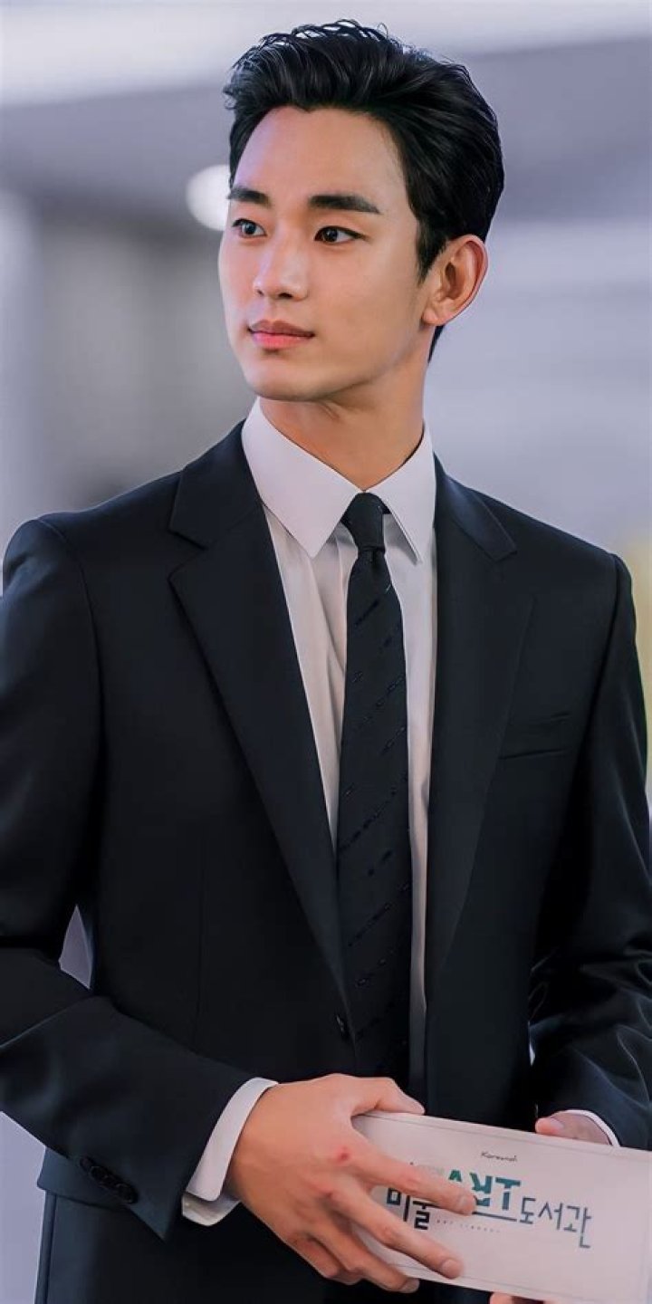 Kim Soo Hyun, did you find a second job? Looking like a professional