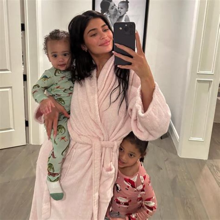 Kylie Jenner's baggie clothes and makeupfree look in deleted photo