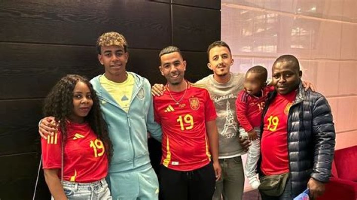 La familia de Lamine Yamal, feliz con la renovación del joven futbolista