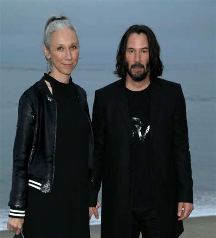 La vie amoureuse de Keanu Reeves prouve qu’il n’est jamais trop tard