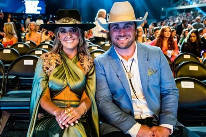 Lainey Wilson Boyfriend Meet Former NFL Player Devlin “Duck” Hodges fixthelife