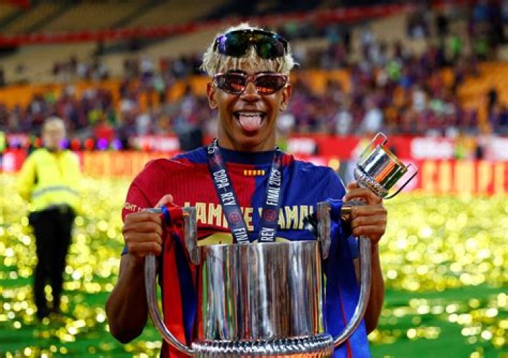 Laminal Yamal Signs €1 Billion Contract with FC Barcelona 😱⚽️ football