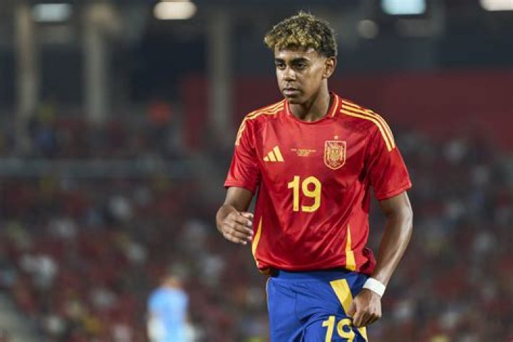 Lamine Yamal, de la "indisciplina grave" con España a debutar con el