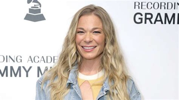 LeAnn Rimes Reschedules Shows Due To Vocal Cord Bleed, Flu