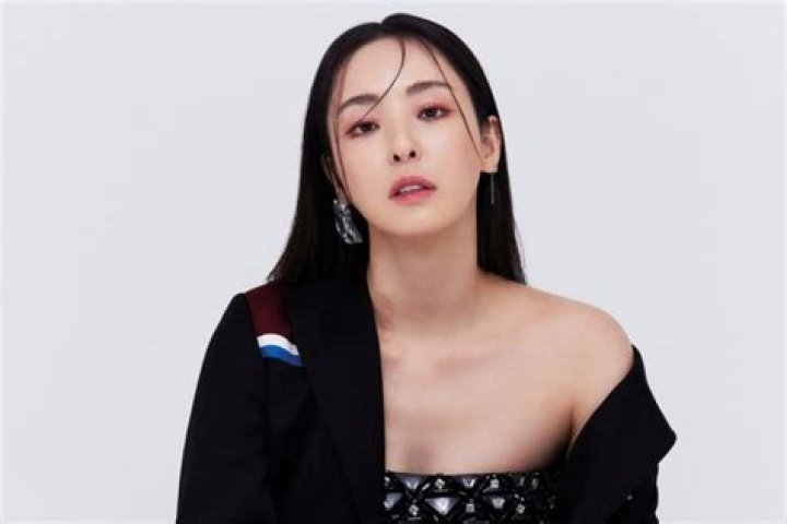 Lee Da Hee Reflects On Her “Beauty Inside” Character, Shares Life