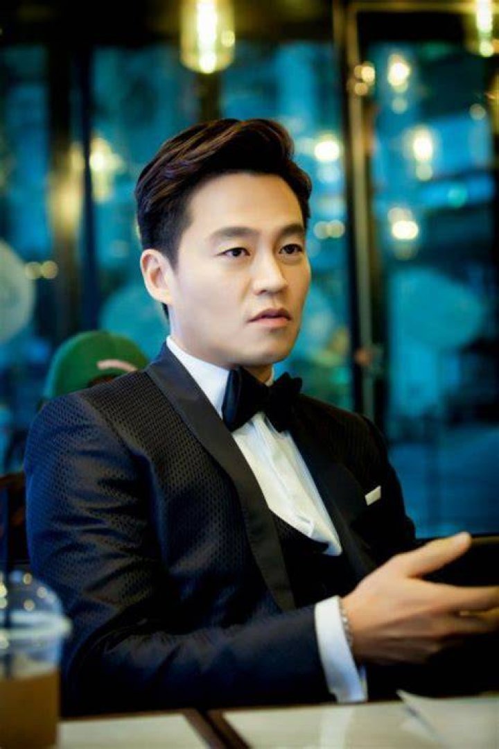 Lee Seo Jin Transforms His Image in Drama “Marriage Contract