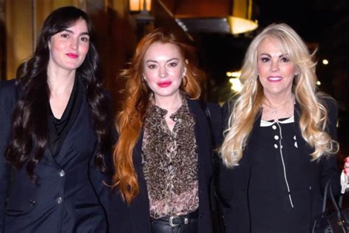 Lindsay Lohan brings mom and sister to business meeting