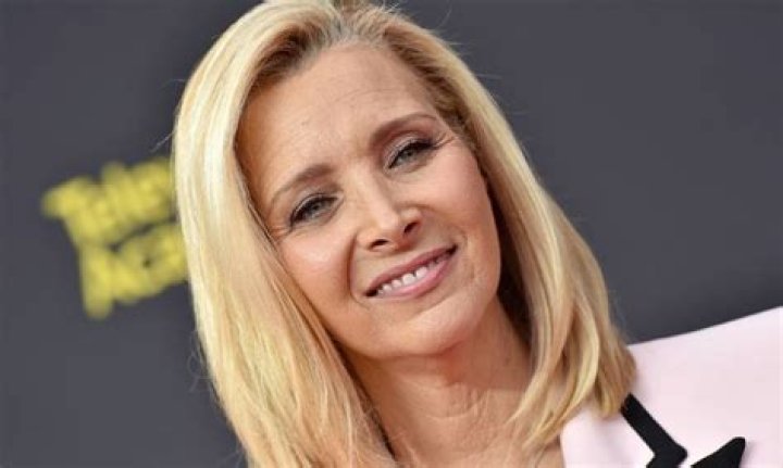 Lisa Kudrow and lookalike mother pose for very rare photo together Nestia