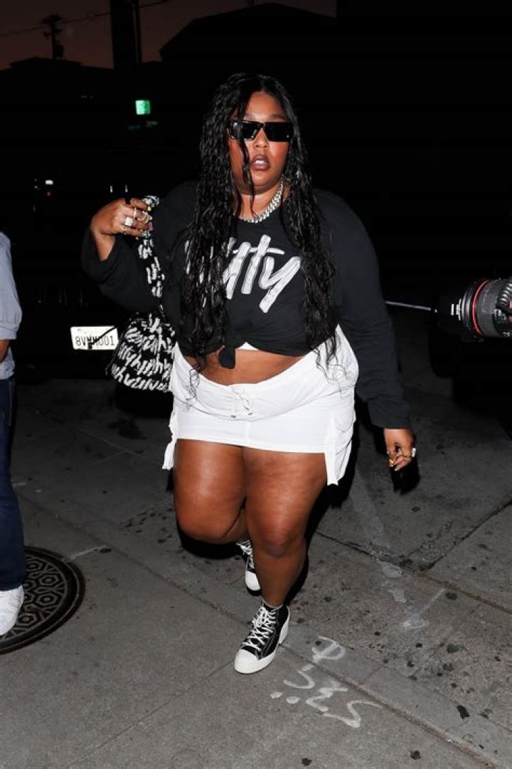 Lizzo bares midriff in crop top after defending weight loss